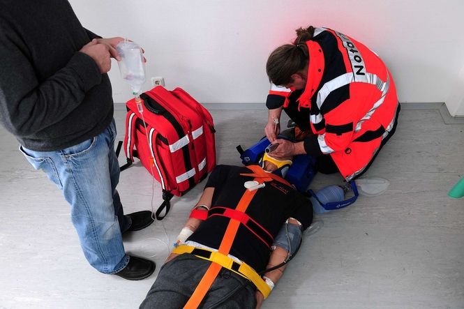 Sanitäter üben einen Vorfall anhand einer Puppe