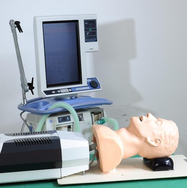 Puppe eines Kopfes mit Beatmungsgerät